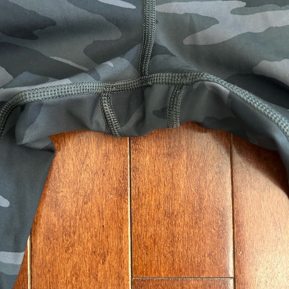Athleta Ultimate 7/8 Tights Black and Gray Camo Leggings Size Small - Picture 5 of 7